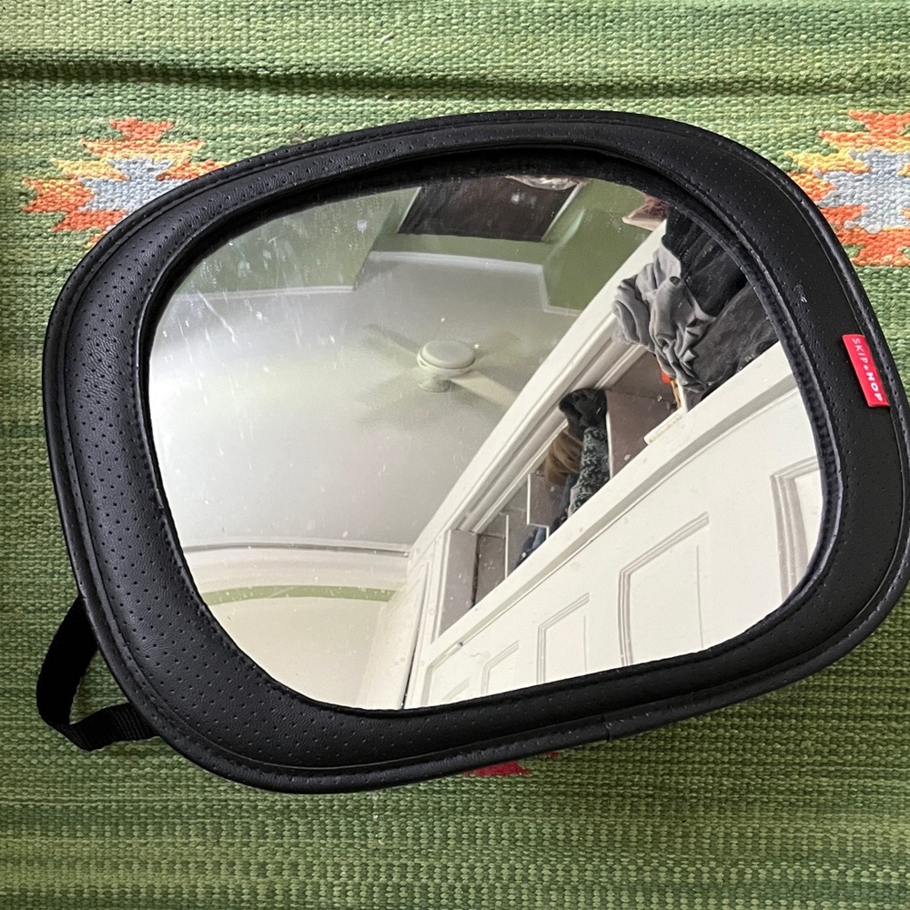 Skiphop style driven backseat mirror